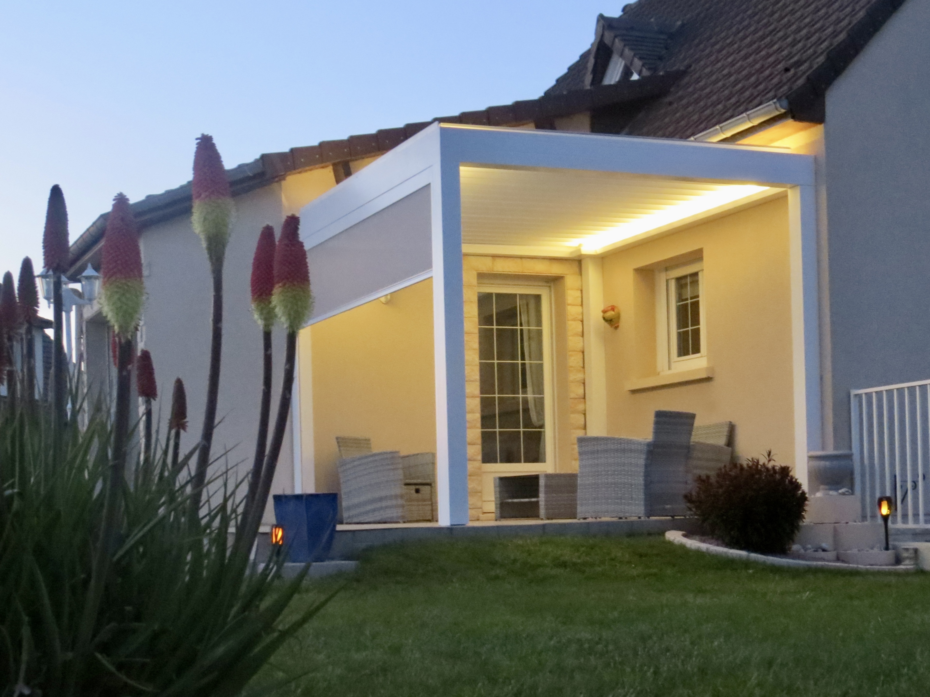 Pergola éclairée dans jardin au crépuscule