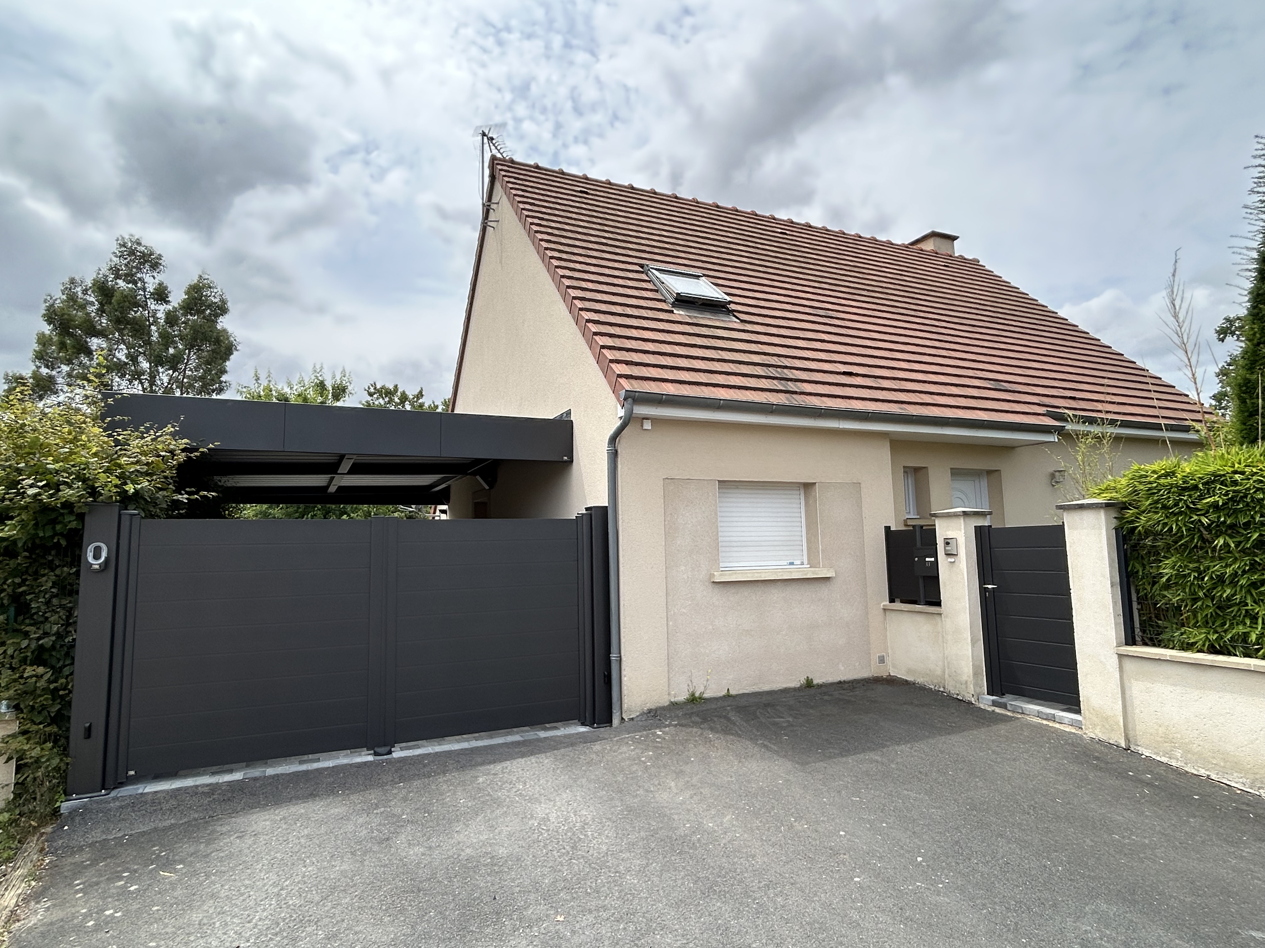 Maison avec portail moderne noir