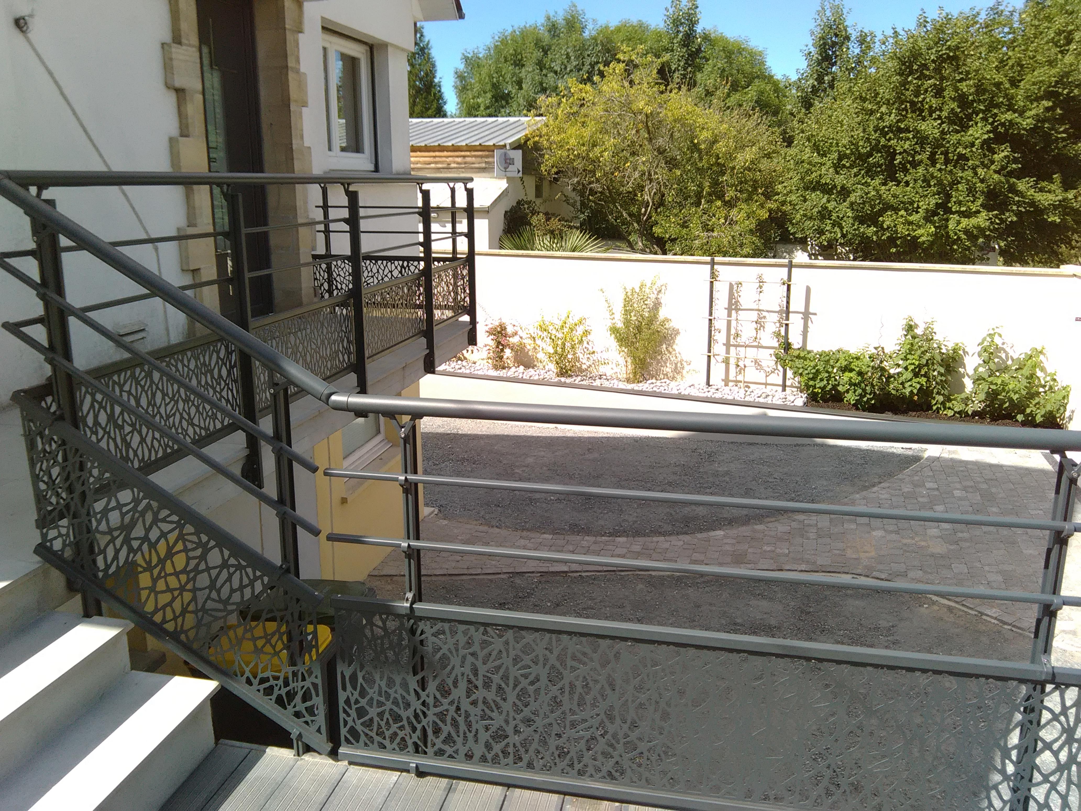 Rampe moderne menant à une entrée de maison.