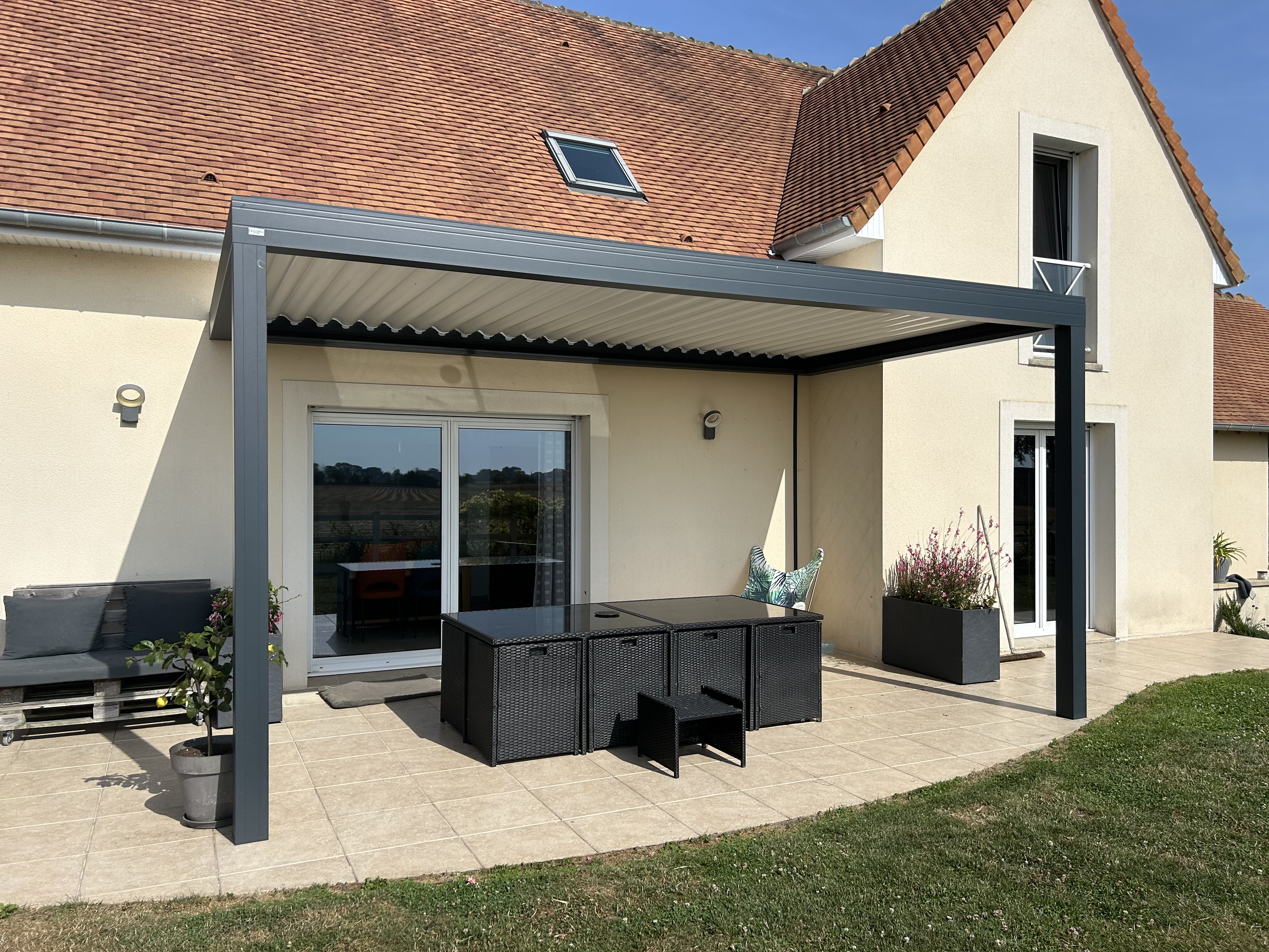Terrasse moderne avec pergola près d'une maison