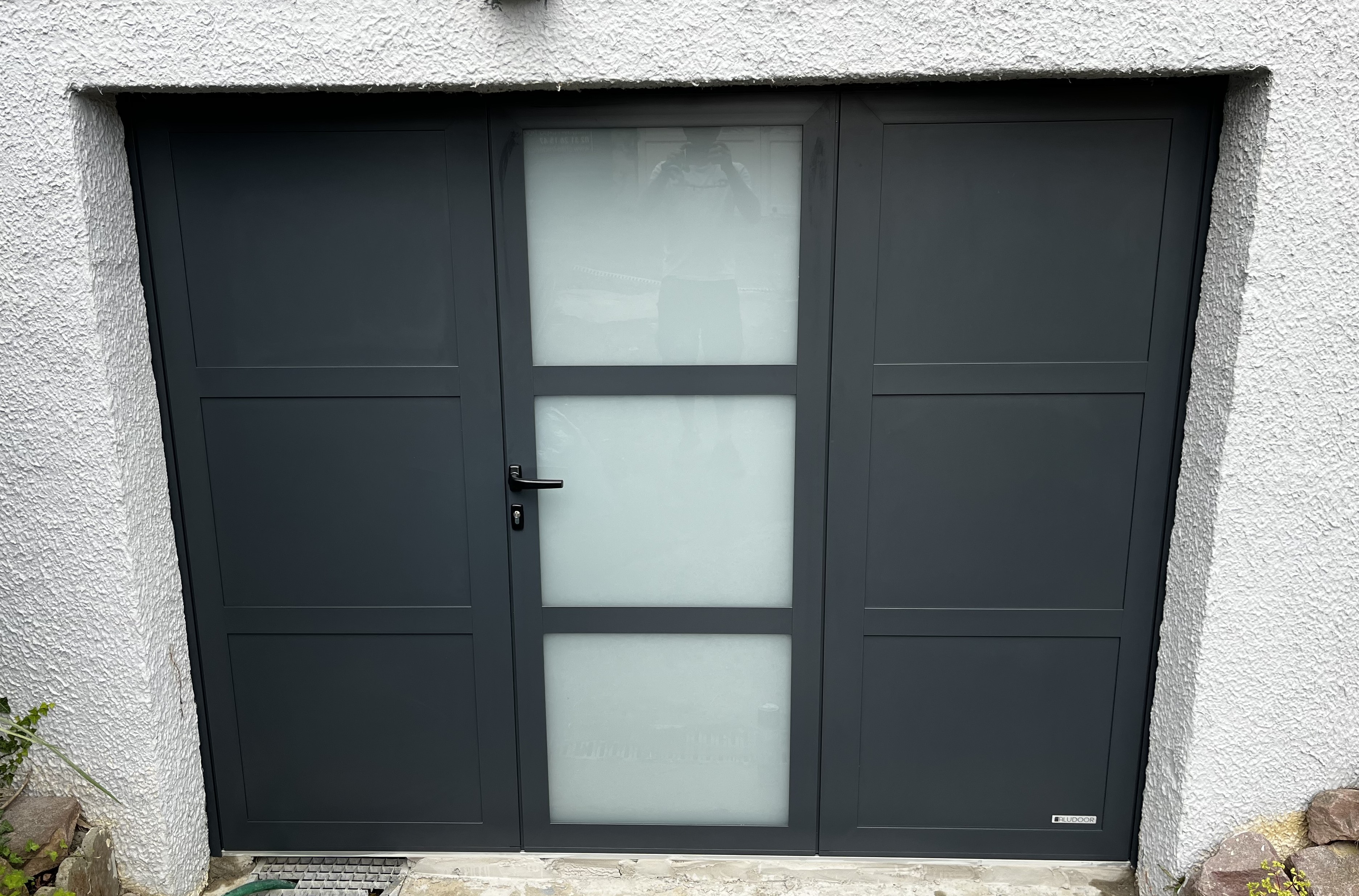 Porte de garage moderne en gris anthracite.
