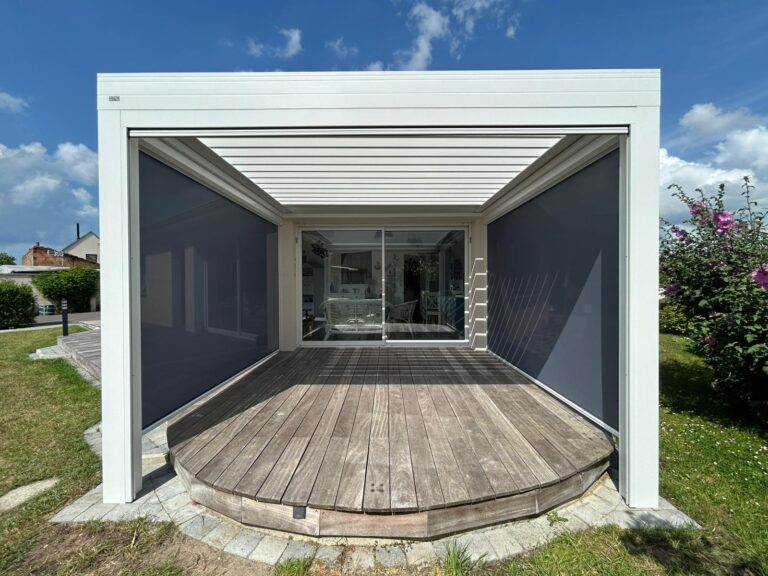 Pergola moderne en bois sur terrasse extérieure.