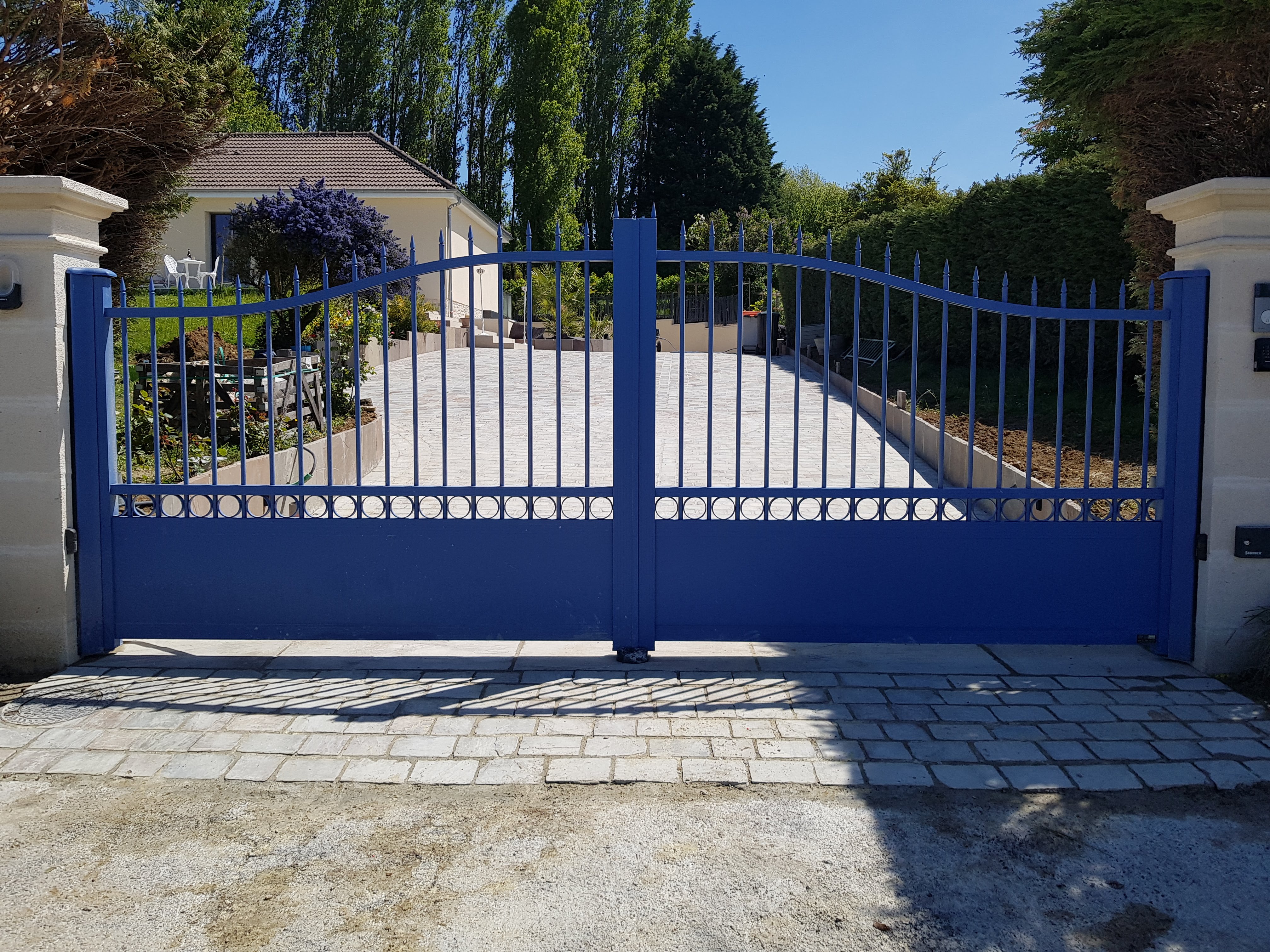 Portail bleu devant une maison