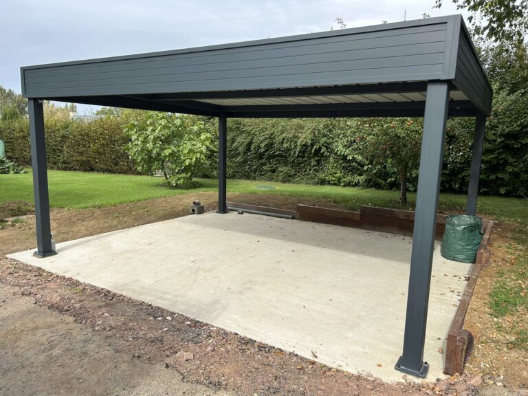 Pergola moderne dans jardin verdoyant.