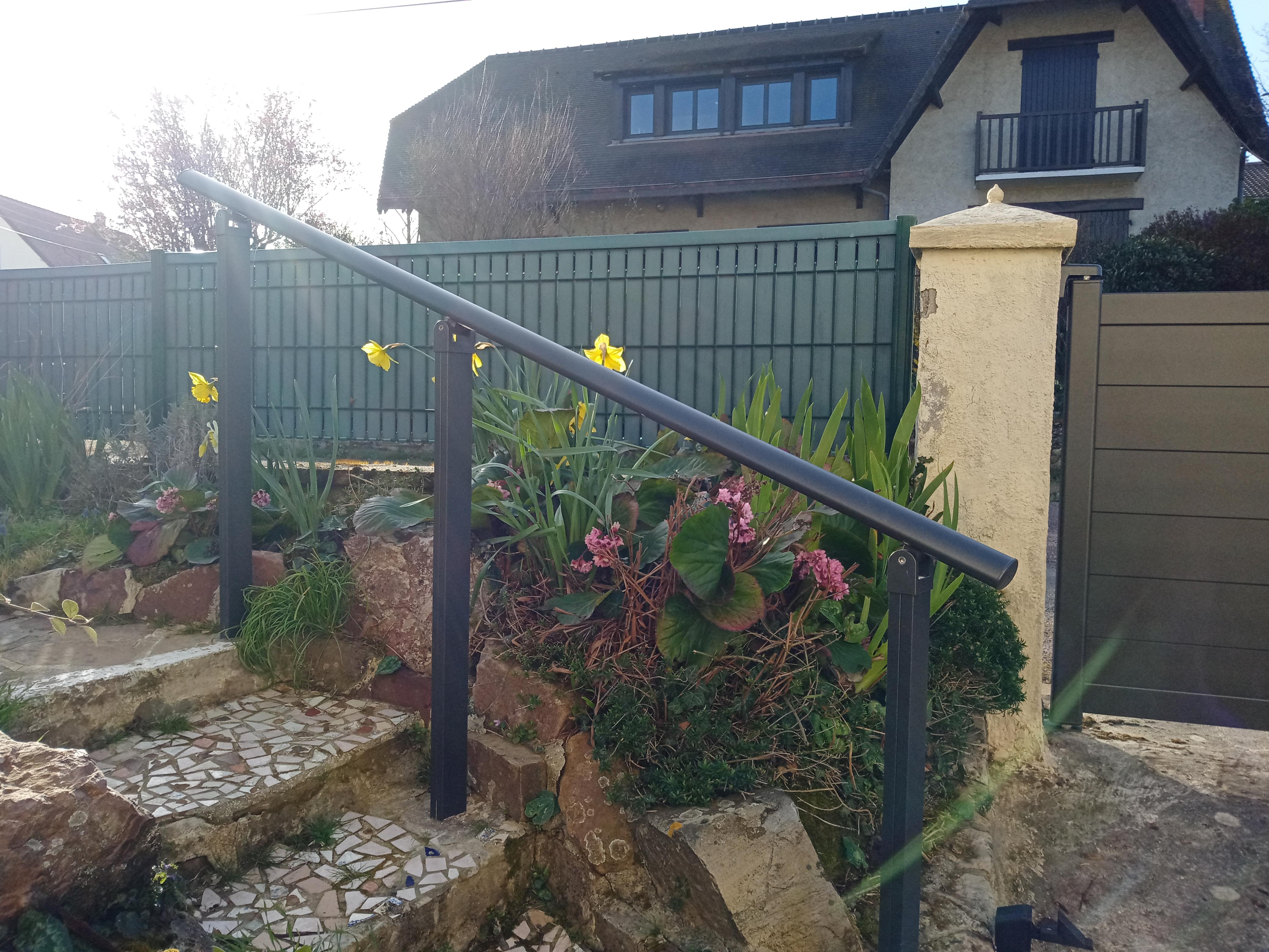 Escalier de jardin en pierre avec main courante