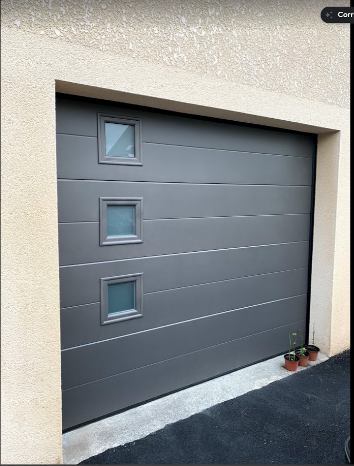 Porte de garage grise avec fenêtre.